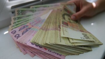 Українцям готують подвійний удар: менше виплат, більше податків