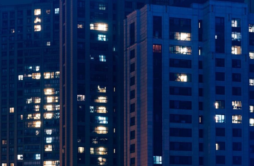 Українців попередили про оновлені графіки відключень світла: чи чекати блекаутів