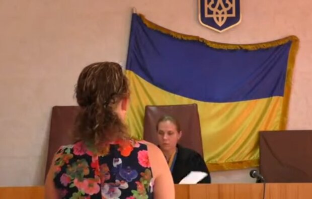 Розлучення у судовому порядку, кадр з відео