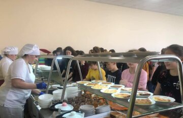 Харчування у школах: батьки б’ють на сполох через байдужість до дитячих обідів