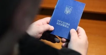 Пенсіонерам: що буде зі стажем, якщо не оцифрувати трудову книжку до 10 червня