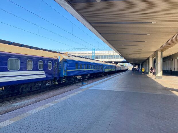 Потяг Укрзалізниці на пероні