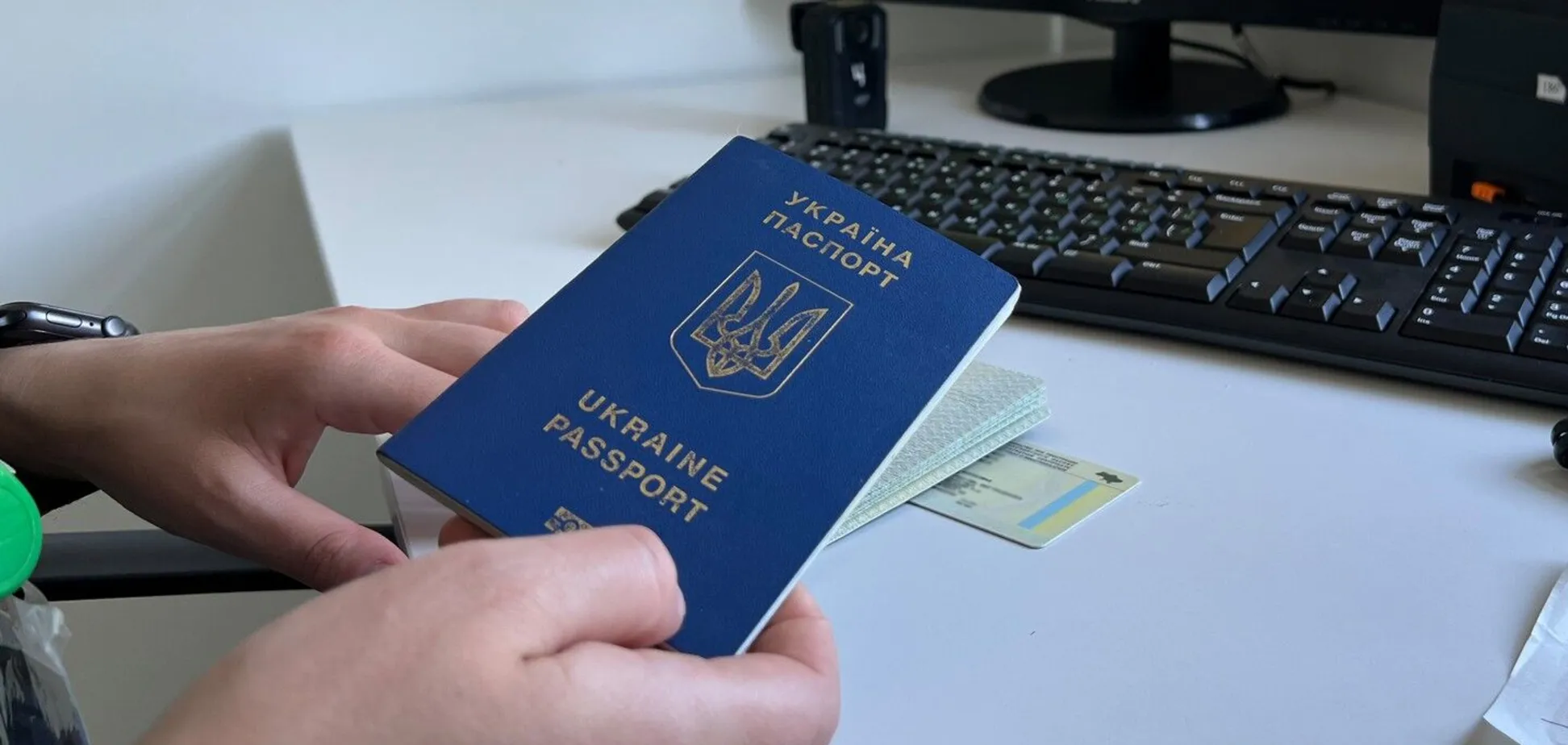 Ілюстрація до перетину кордону – паспорт для виїзду за кордон